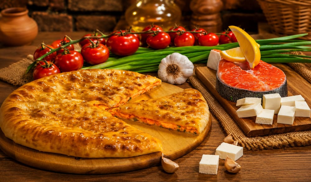 Пиріг із сьомгою, сиром сулугуні, помідорами та свіжою зеленню