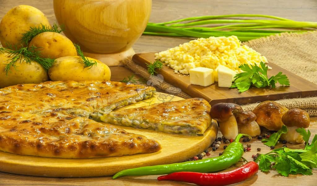 Пирог с белыми грибами, сыром, картофелем и зеленью